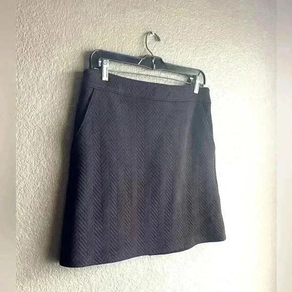 Skirt Ann Taylor LOFT A Line Mini Size 4 Black Stitched Chevron Pattern Pockets - Picture 1 of 7